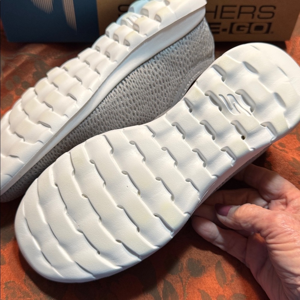 Skechers Ladies NWOT Light Gray Sneakers Size 6.5 - Picture 4 of 10